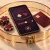 En mobil med casinospel, spelmarker och ett betalkort omges av en låst skyddsring som håller nätfiskekrokar utanför och symboliserar säkert och ansvarsfullt spelande online.