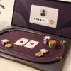 En bärbar dator med ett inbyggt pokerbord, spelkort och marker samt säker inloggning och tvåfaktorsautentisering via mobilen.